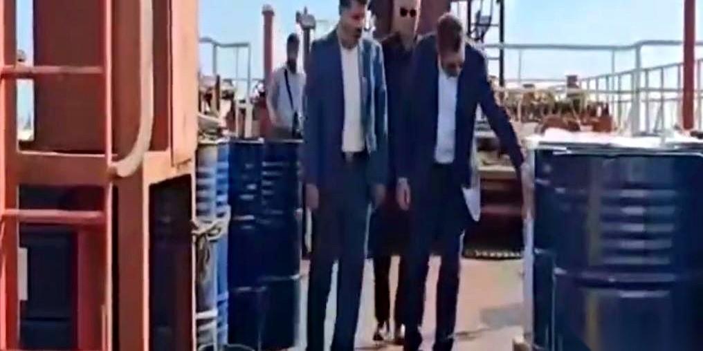 我跟你说，这事儿魔幻得跟好莱坞大片似的。
美军直接派特种兵，从天而降，把一艘在海