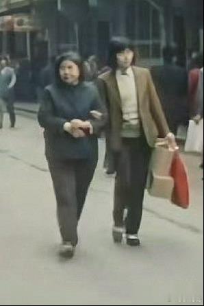 看了部1985年上海街头纪录片，那时候大家穿衣服真的很讲究也很注重仪表礼仪，收拾