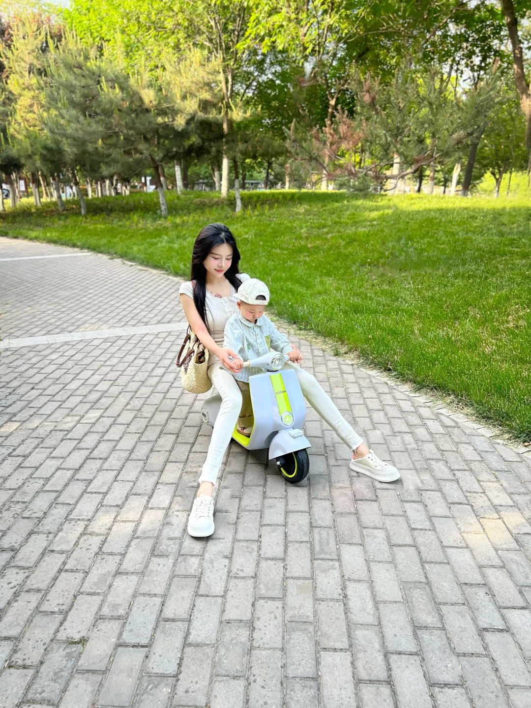 那个漂亮身材火辣的女孩 现在是“妈妈”了
