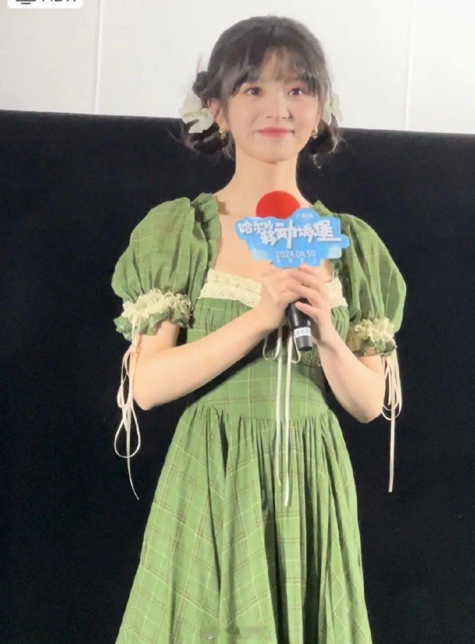 田曦薇参加电影《哈尔的移动城堡》活动，穿着一件绿色格子连衣裙，元气少女感爆棚[送