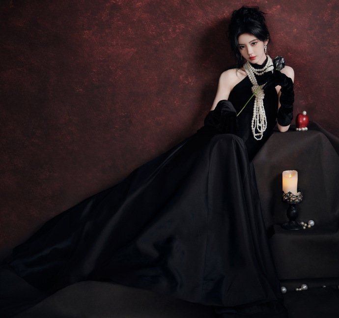 鞠婧祎珠光摇曳点亮暗夜 鞠婧祎珍珠项链丝绒小黑裙 鞠婧祎珍珠项链丝绒小黑裙,鞠婧