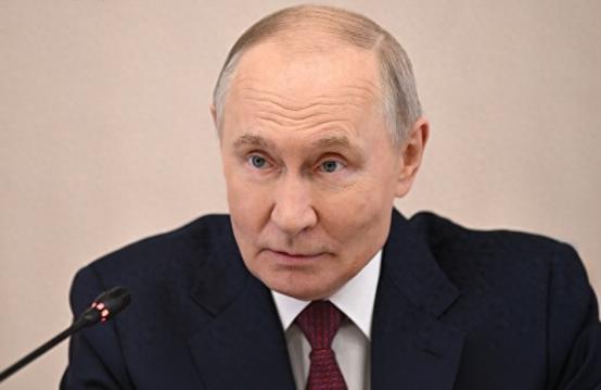 赶紧来吃瓜，就在当地时间4月10号，俄罗斯总统普京，在克里姆林宫开了个大会，一开