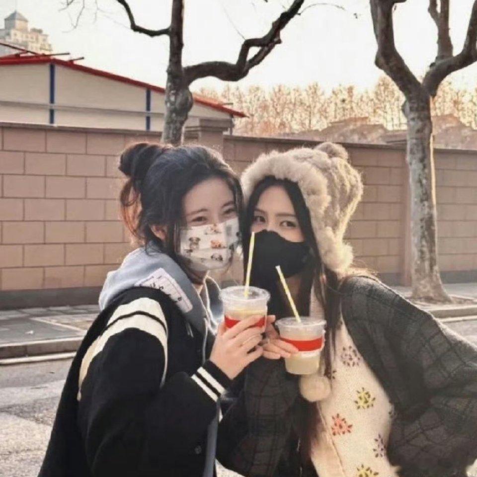 白鹿请客孙珍妮剧组人美心善的宣传小能手白梦妍～两个妹宝友谊长存呀期待王韵娜