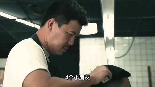 #4名小朋友吃火锅多一块小酥肉夹给老板#4个小朋友用把多出的1条小酥肉分给老板的方式，完美解决了分不
