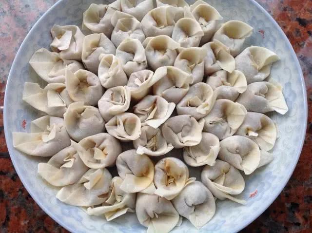 "扁食"与"扁人"——一个"扁"字，从砧板到拳头

昨天跟朋友聊起沙县"扁食"，