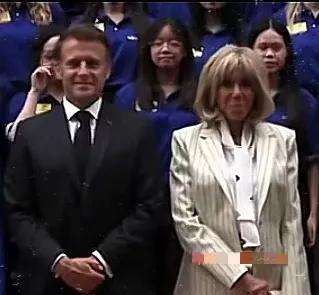 马克龙布丽吉特和好了，寸步不离，挽着胳膊，女的笑语盈盈，男的心花怒放，终于让猜测