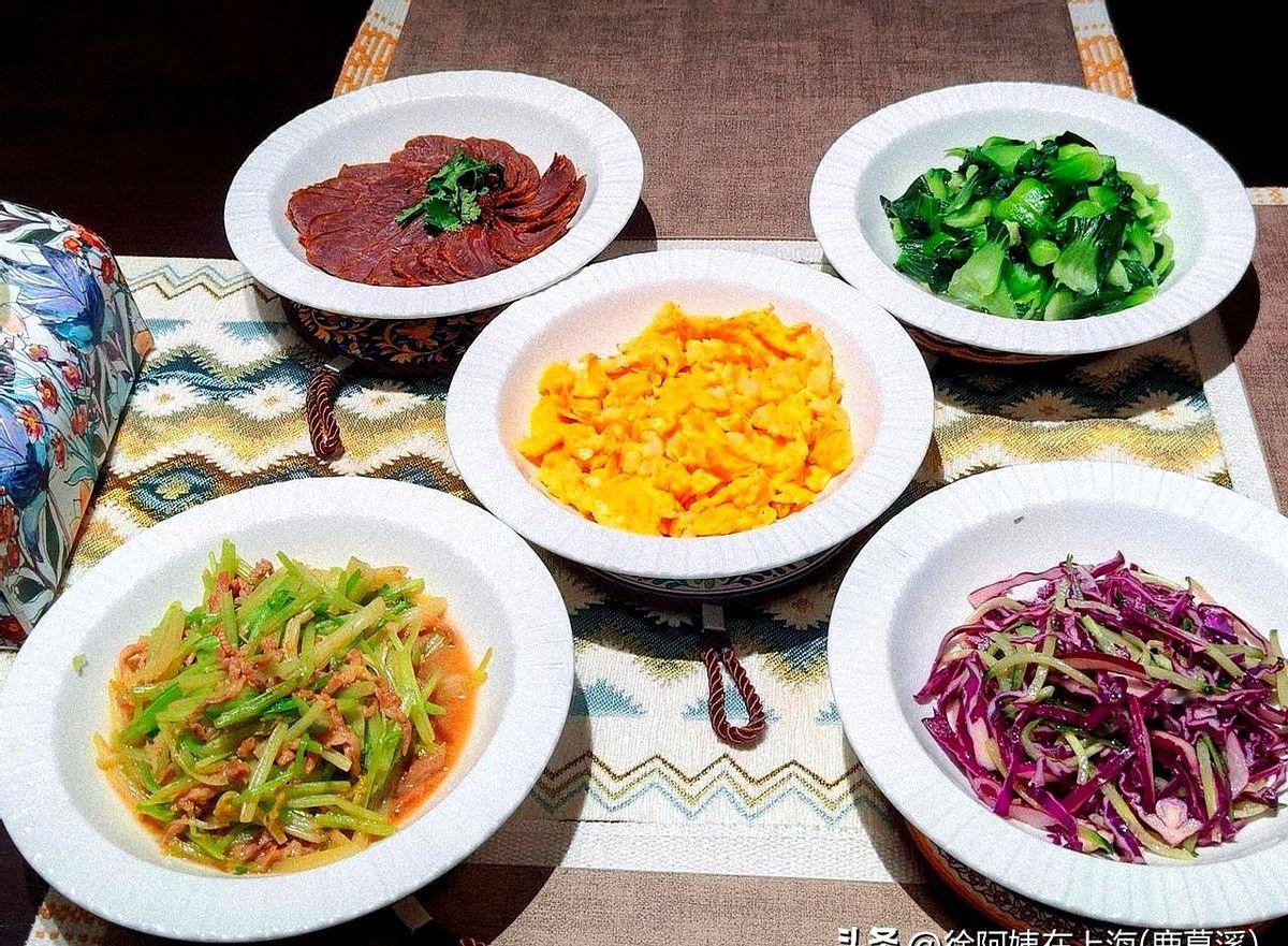 住家保姆小李在网上发了一段吐槽视频,内容很简单:春节不想加班,雇主却想用“调休”