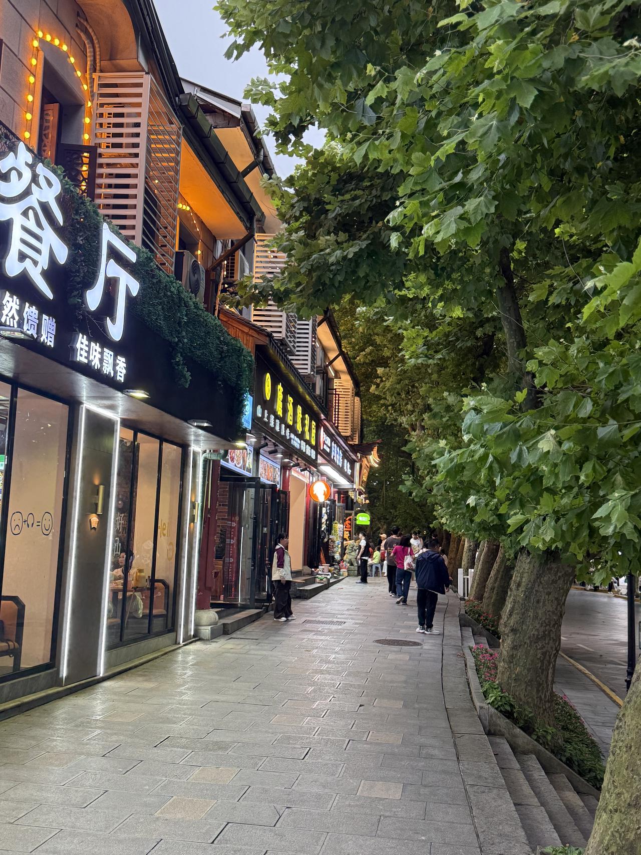 盛夏季节，庐山顶山气温保持在17到22度，且山上有一个牯岭镇，常住人口近20,0