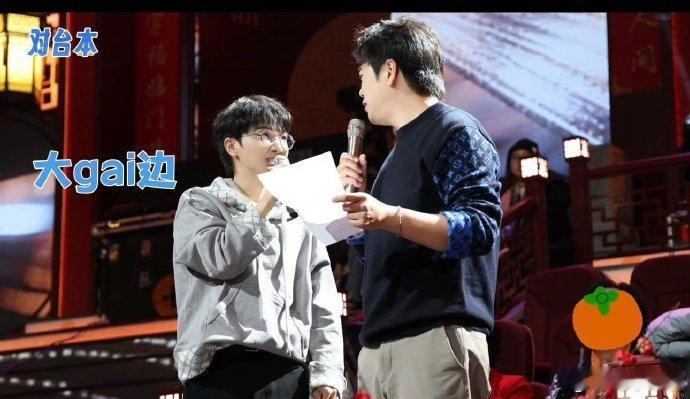 周深辽宁春晚跨界彩排花絮这波跨界太惊喜！周深化身“偶系歌宿”，扎根《你好，学爸》