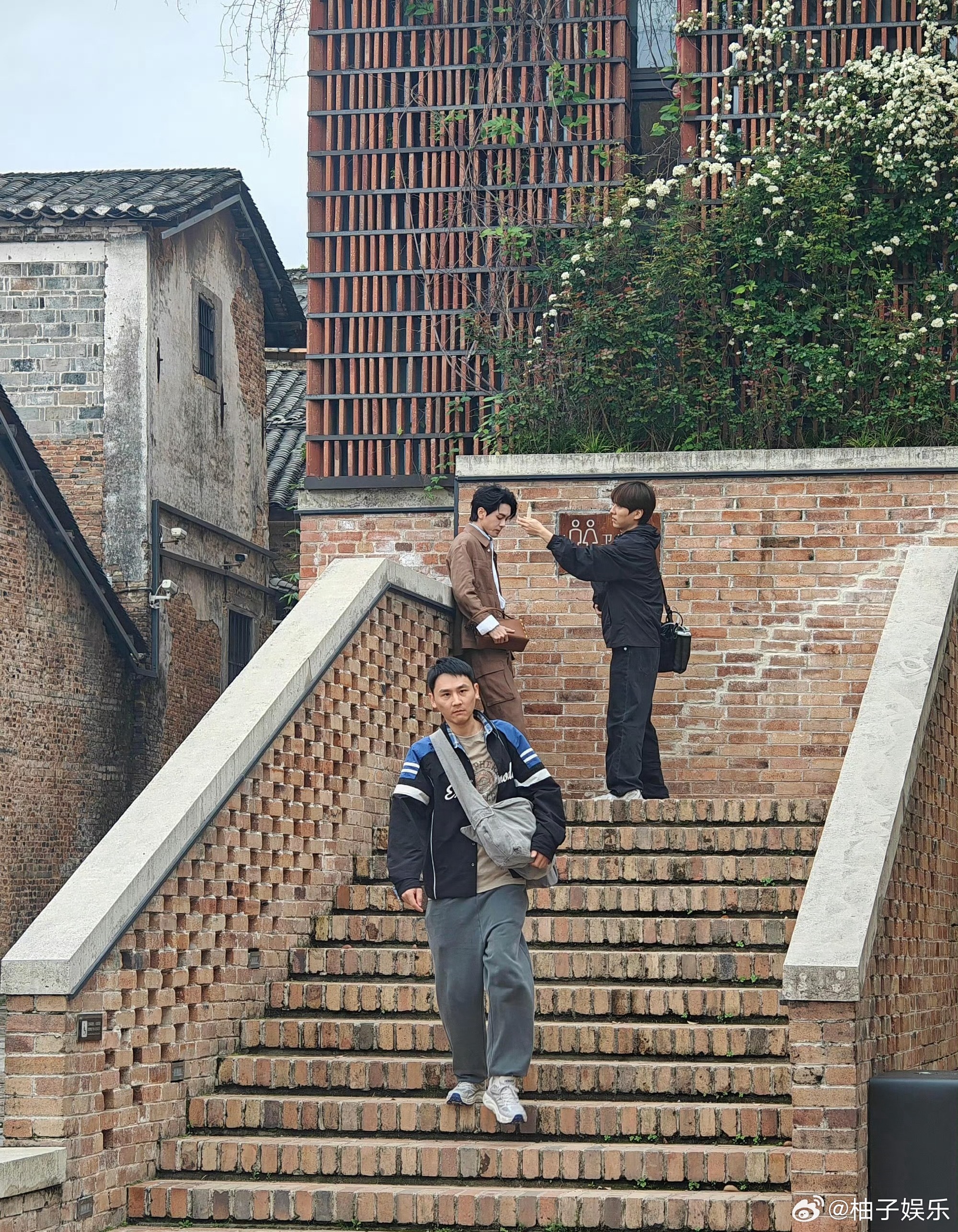 有网友偶遇曾舜曦景德镇拍摄路透，好帅啊武拾光，今天好贵公子啊，期待今晚的品牌活动