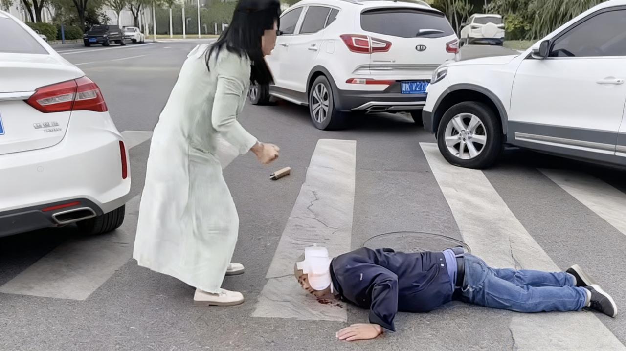 外地游客撞大爷，掏出这东西止血，网友笑喷：护“叔”宝！
 
一外地女游客自驾撞了
