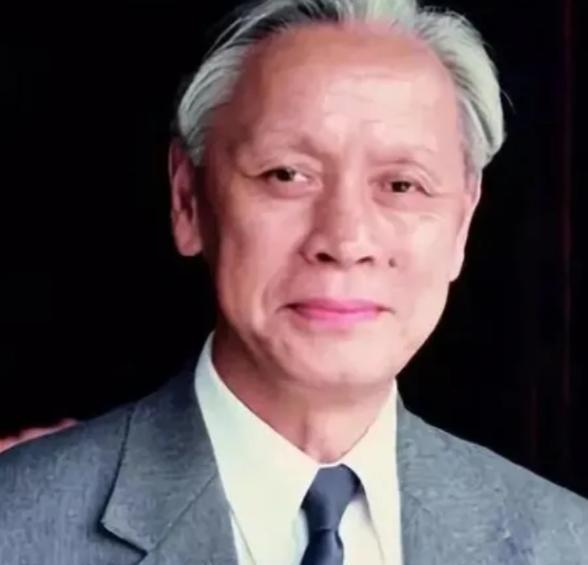 1959年，他瞒着妻子，偷偷把一管不明液体，灌进不满一岁的儿子嘴里，看着儿子对他