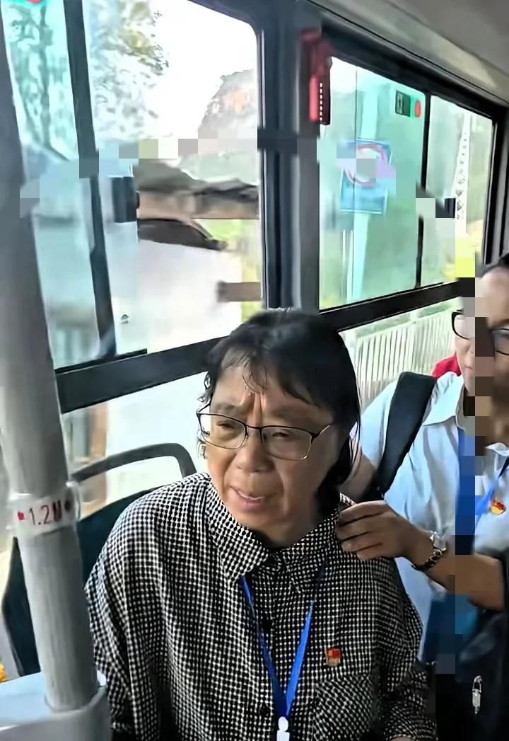 张桂梅女高今年又全员上岸了。100个山里姑娘，一个不落，全考上了。查分那天，张桂