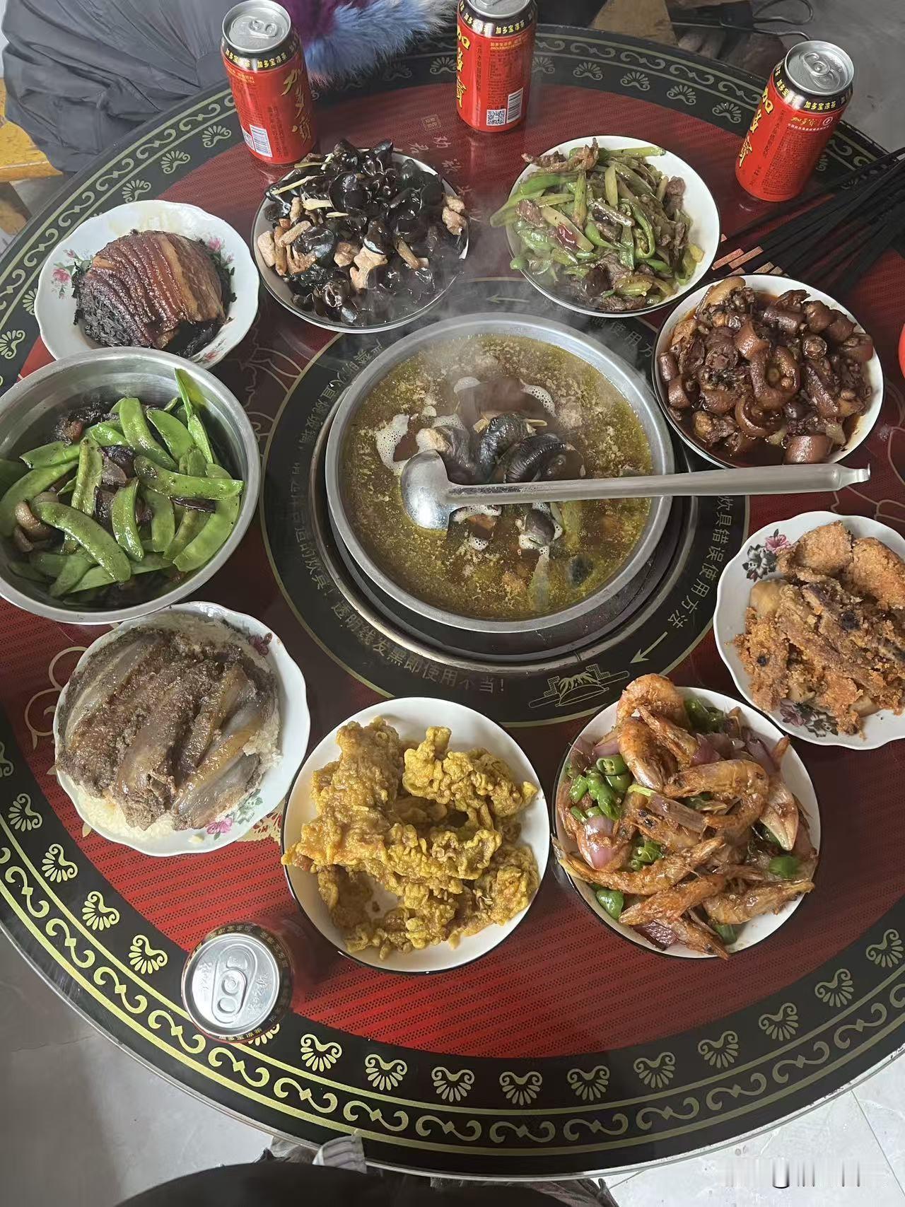 除夕团年饭
今天是除夕，家里的大圆桌上摆满了硬菜，这就是咱中国人最看重的团年饭。