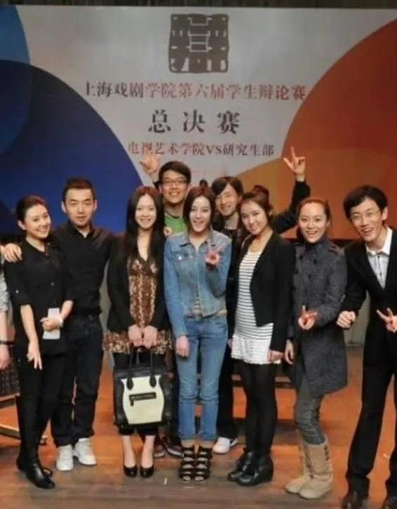 迪丽热巴 路虎卫士迪丽热巴2011年主持辩论赛照片，你觉得当时好看吗 