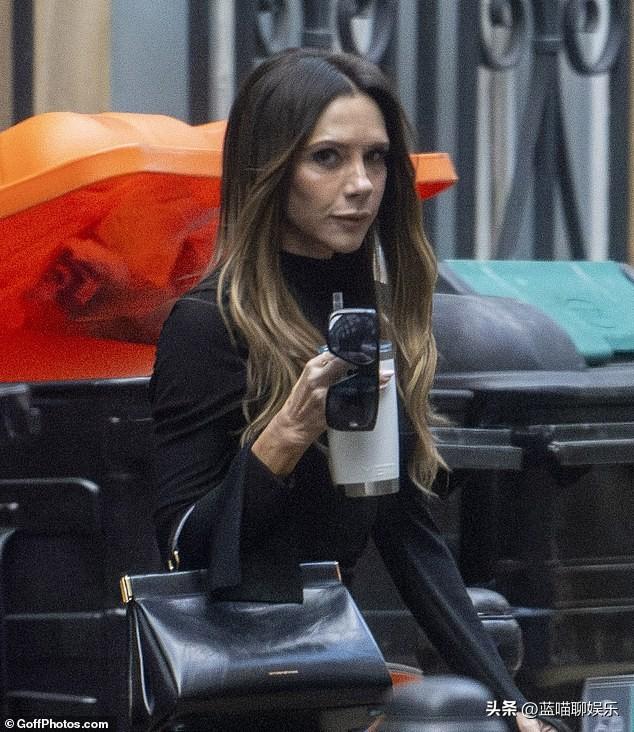 51岁的维多利亚·贝克汉姆满脸憔悴，她今天出现在伦敦Soho区穿着一件高领开叉露