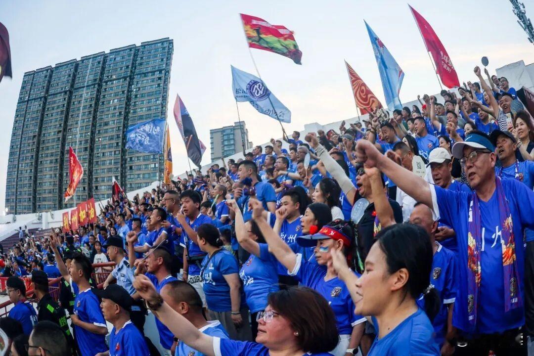 6月27号晚上楚超第八轮，荆州恒隆跑到潜江中学体育场客场踢潜江龙虾队。潜江好歹是