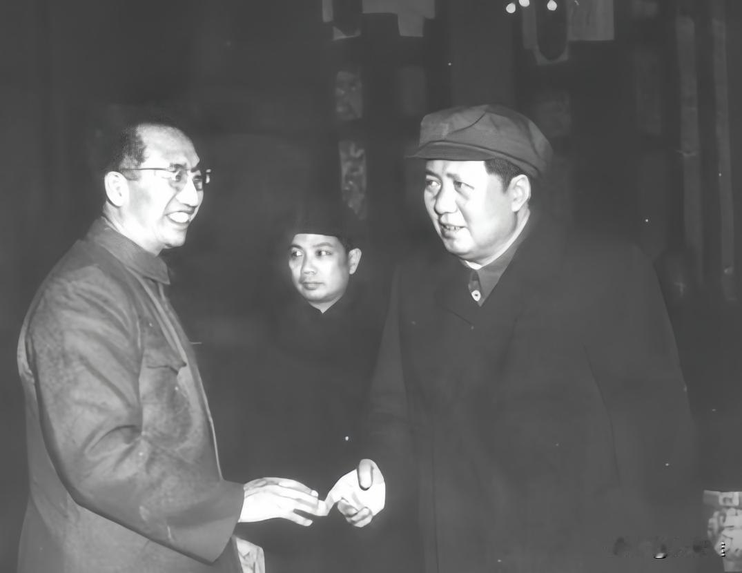 毛主席和徐向前中间那位是谁，谁知道？


照片被人们反复传阅，猜测无数，答案其实