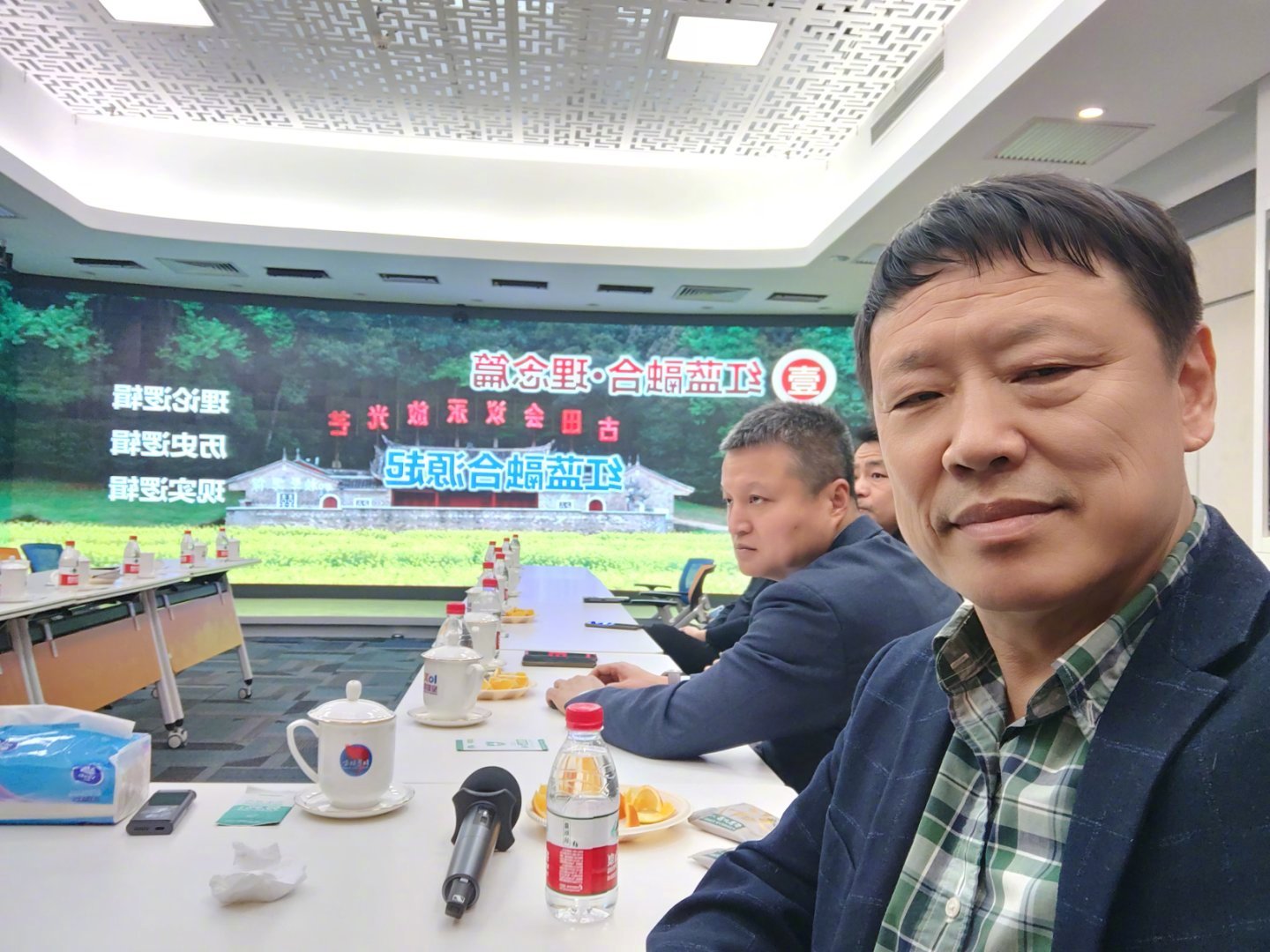 昨天老胡这个空军老兵参加了一个有关军队政工“红蓝融合”的研讨会。周五晚上参加了人