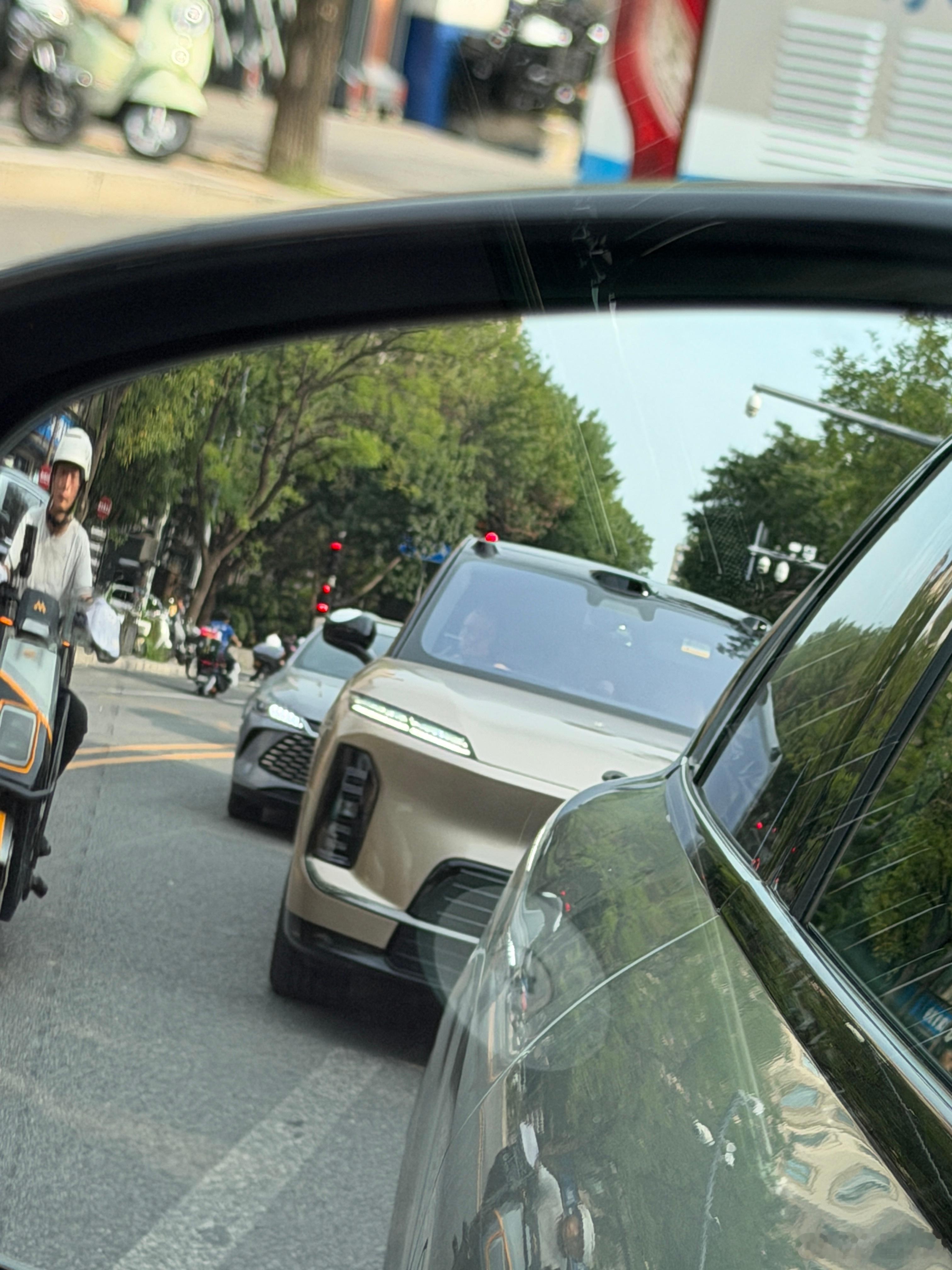 8月蔚来ES9卖了6474台，ES8卖了10991台。一个50万级纯电连续三个月