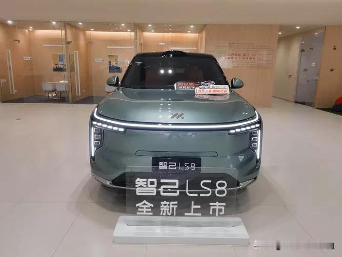 以前百万豪车靠“V8发动机+高级悬挂”来展现豪华，现在智己LS8直接把这些硬件变