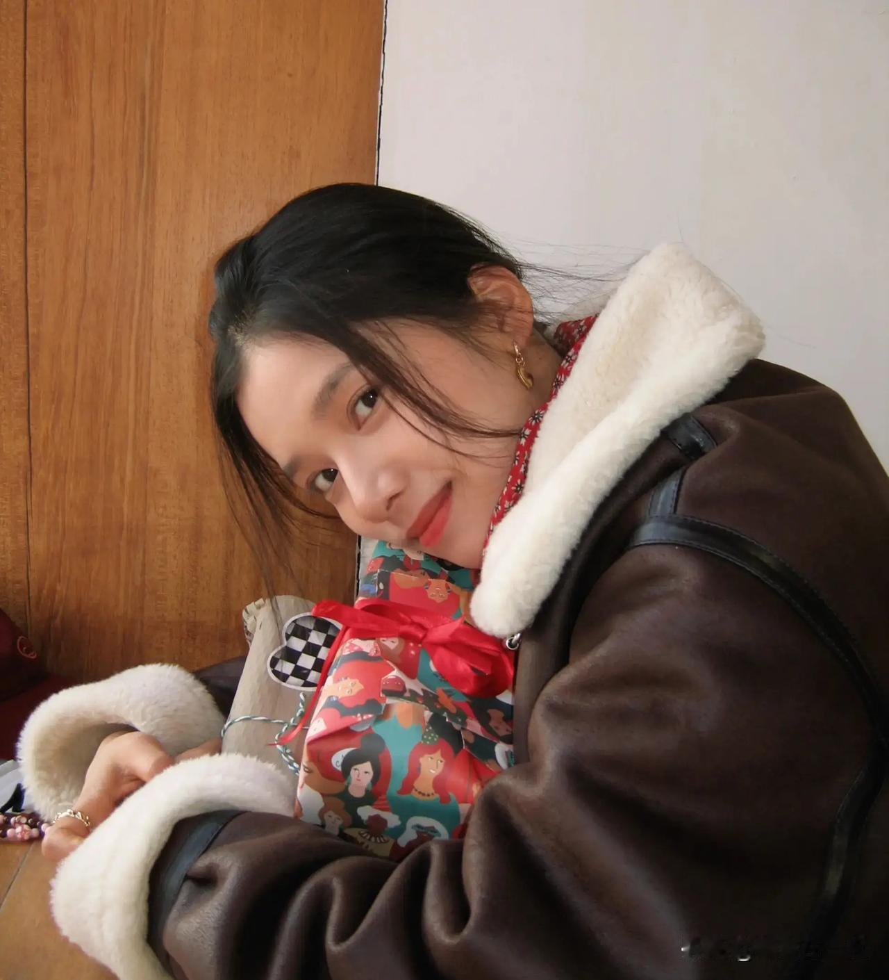张婧仪分享了一组冬日随拍照片，照片中她时尚迷人，吸引了众多粉丝。
1月2日，张婧