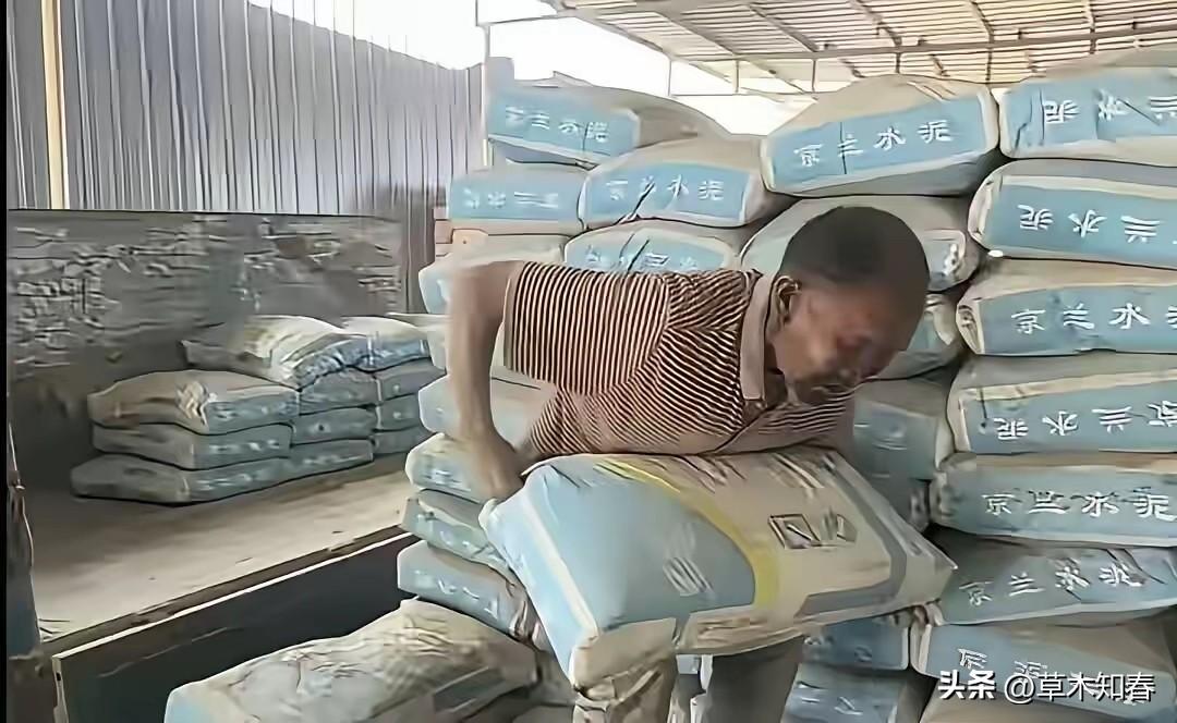 保定水泥销售点这个老板应该一次性付清残障大叔的工资，并对强迫劳动一事作出补偿。不