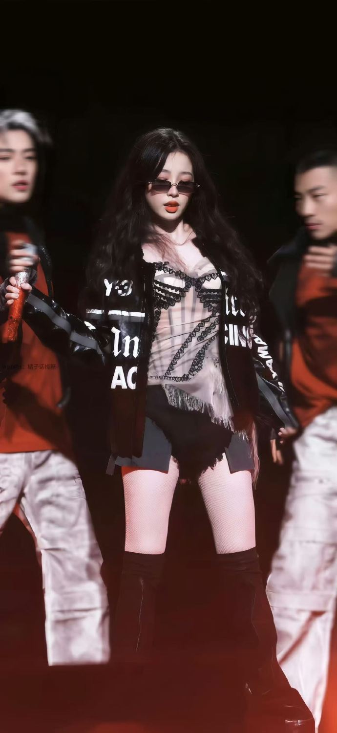 虞书欣进行曲 给虞书欣配这曲当进行曲的人是天才！网友翻跳热潮来袭，有劲舞蹈搭强节