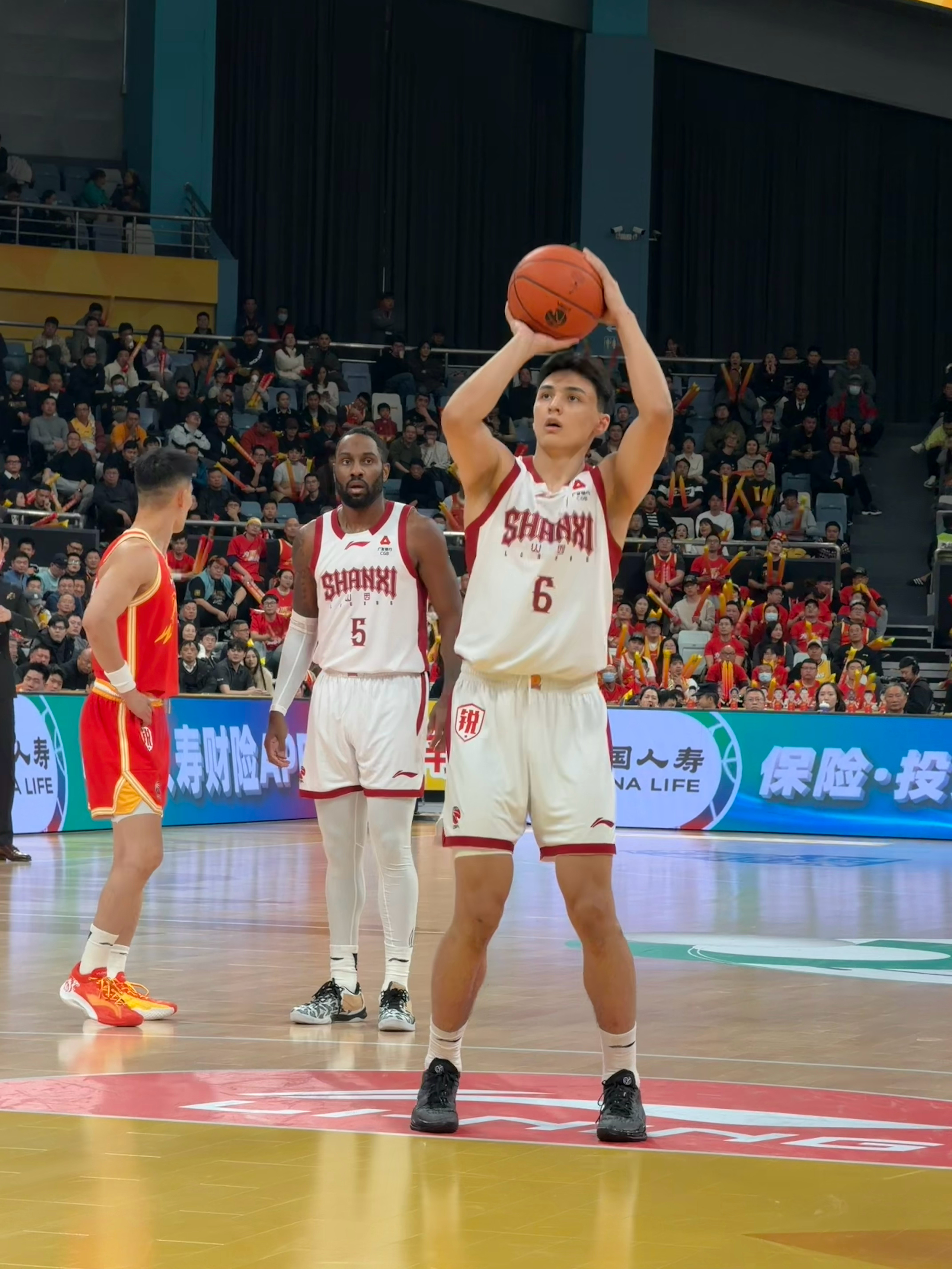 后面的外援，是一位森林狼名宿。cba新赛季揭幕战