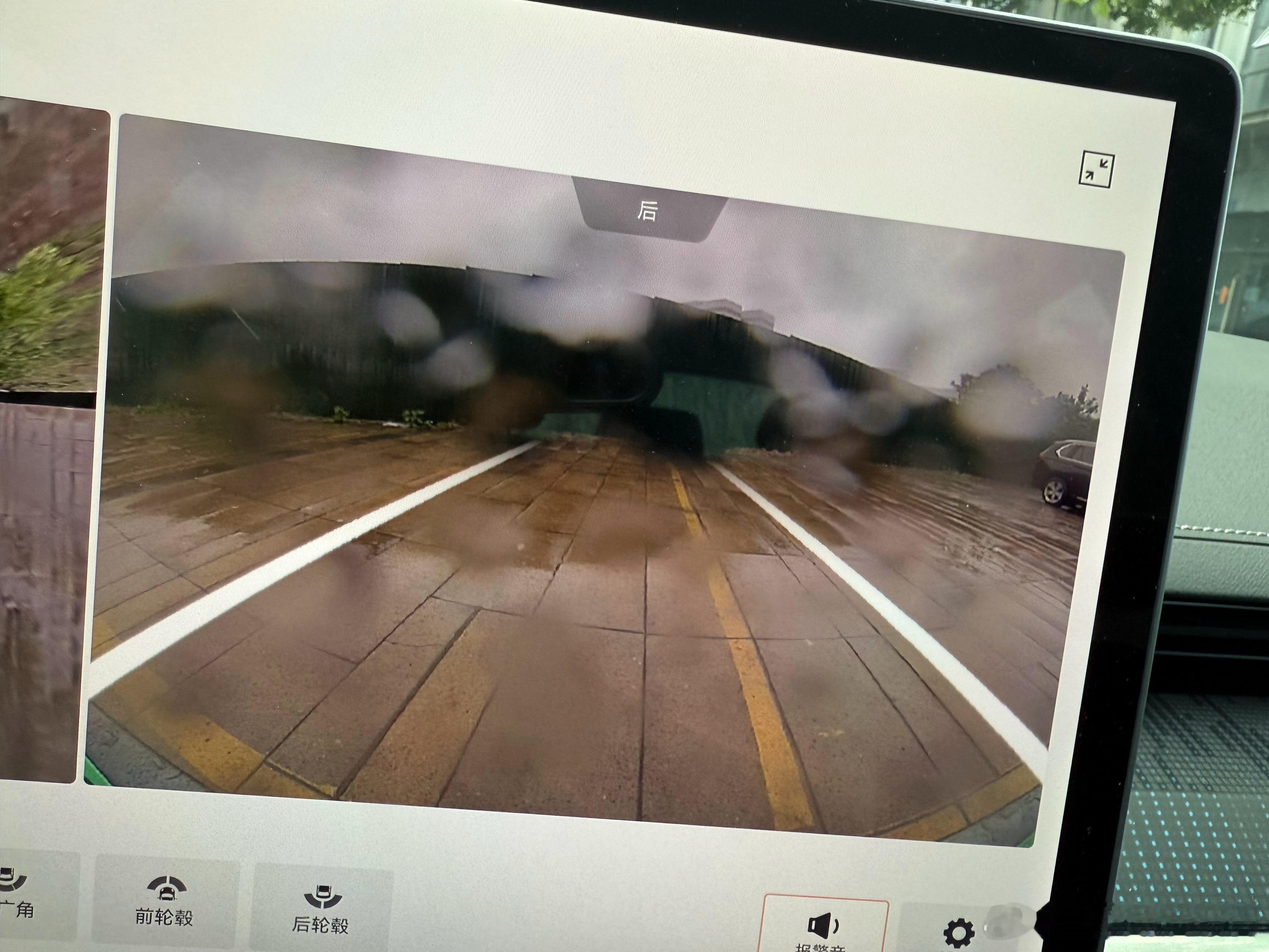 咱说实话，车企技术进步这么快…咱别端到端在那卷了…谁能把雨天摄像头有水看不清这小