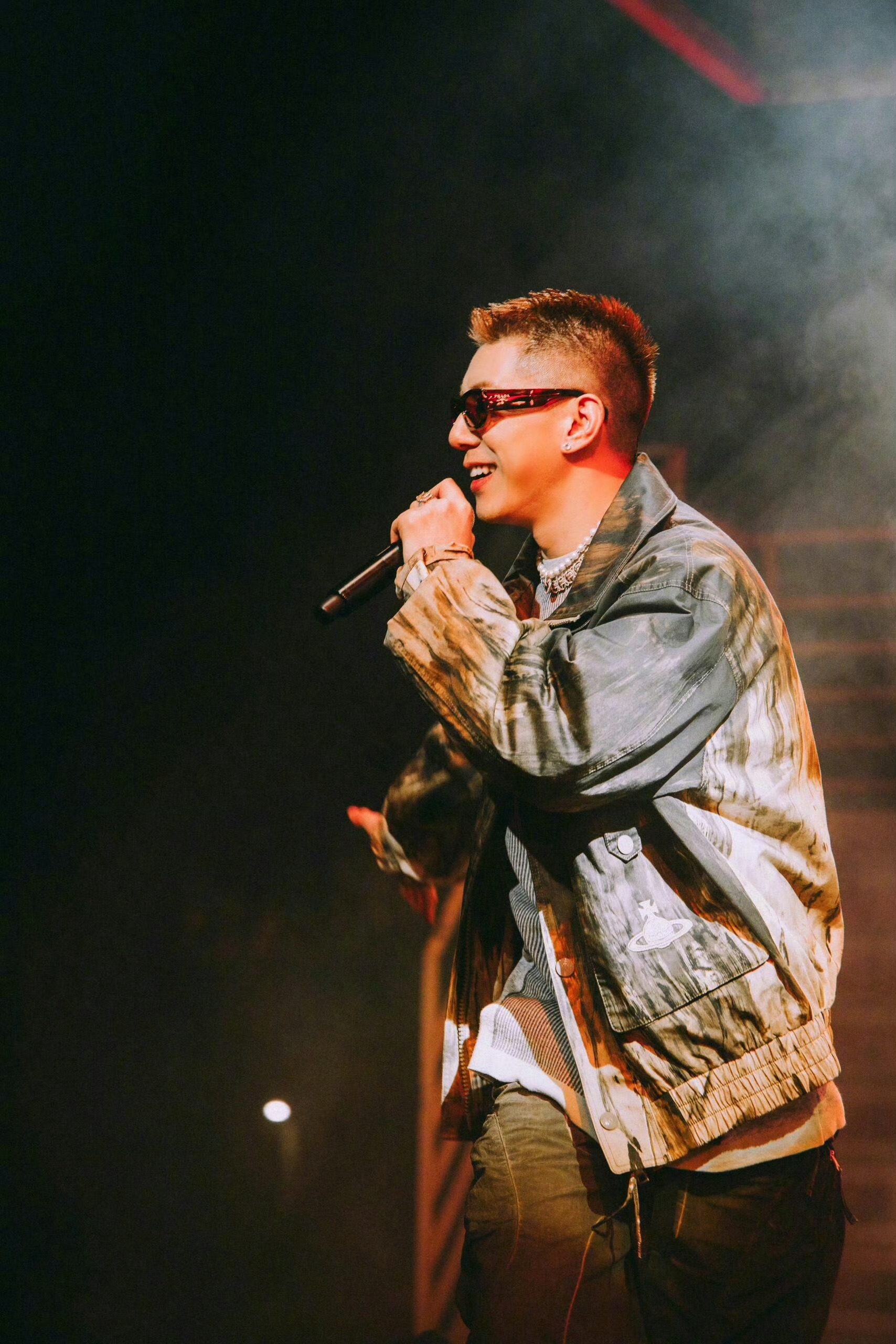 卡斯柏变化好大 卡斯柏演的贺彰又酷又飒，完全颠覆了我对他的印象