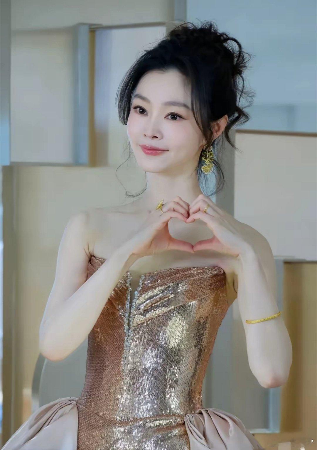宋轶武汉万象城活动生图，穿金色抹胸裙，皮肤白得发光，又瘦又美1月18日，宋轶出席