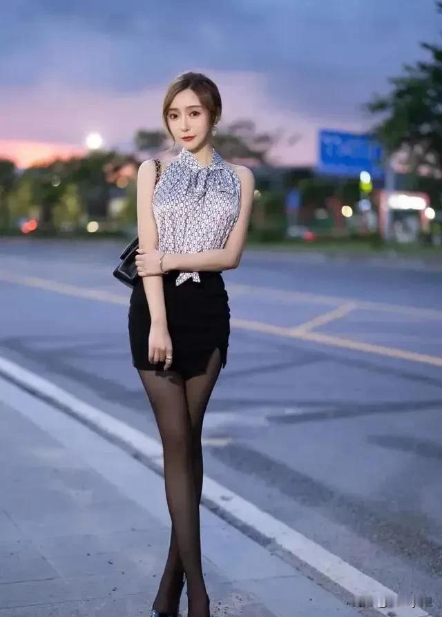#黑丝袜显腿粗还是腿细呀?#
#迷人的极品身材# #好身材性感女神# #性感翘臀