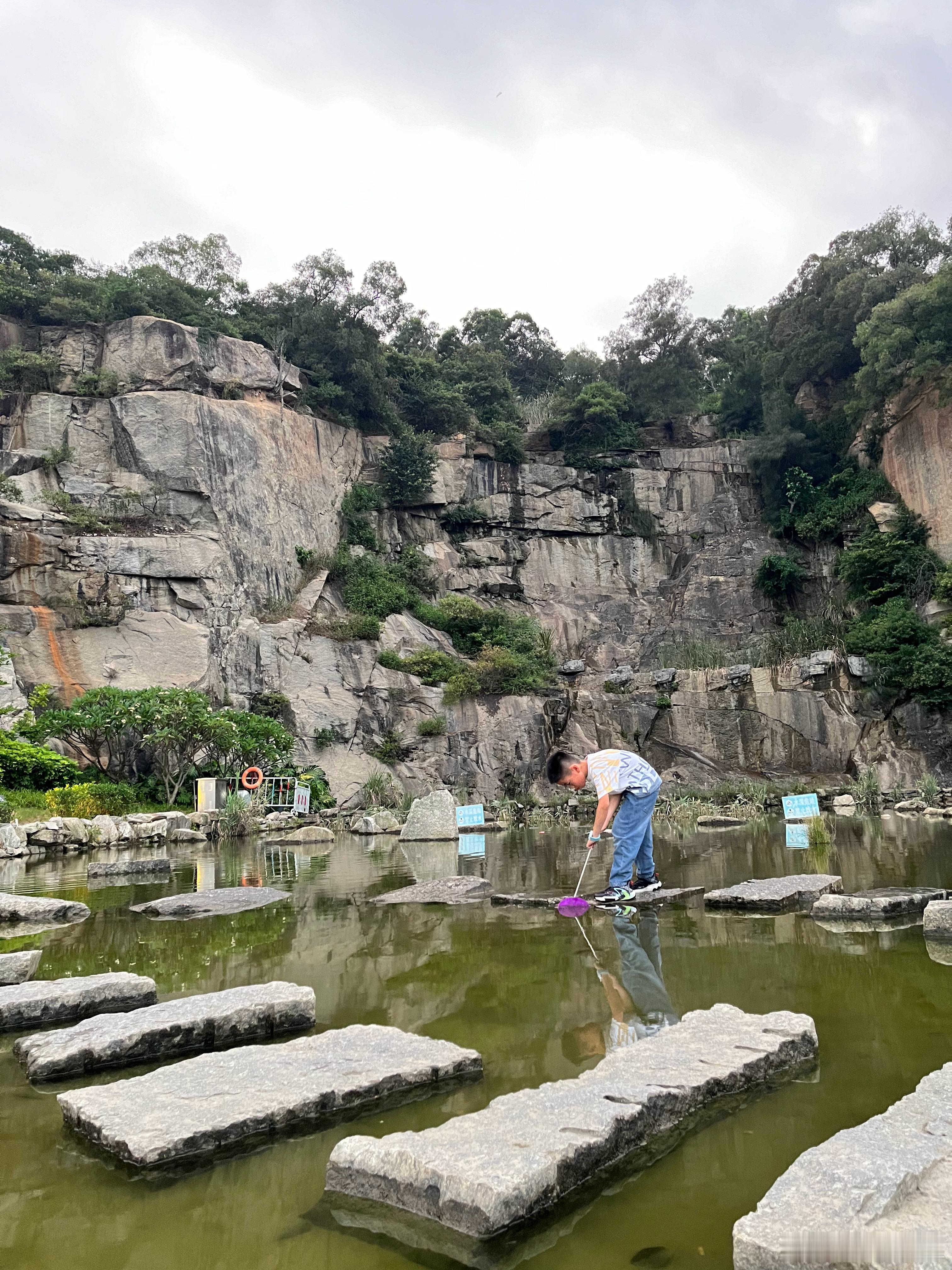 趁着台风还没登陆， 我们先加班加点玩一下。他老母亲我已经饿得前胸贴后背， 他就是