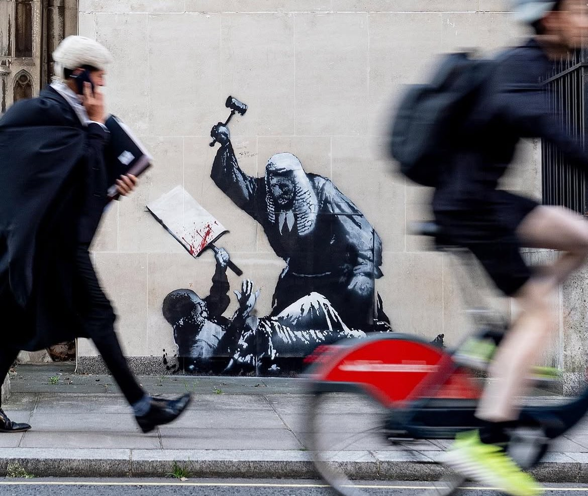 Banksy 是最近比较重要的街头艺术家了，他的涂鸦出现在了皇家法院门口，讽刺法