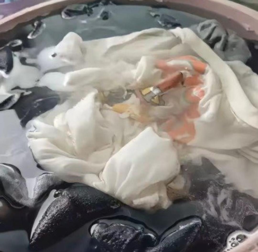 衣服洗不干净的原因找到了
 
衣服怎么洗都不干净，可能不是你方法不对，而是洗衣液