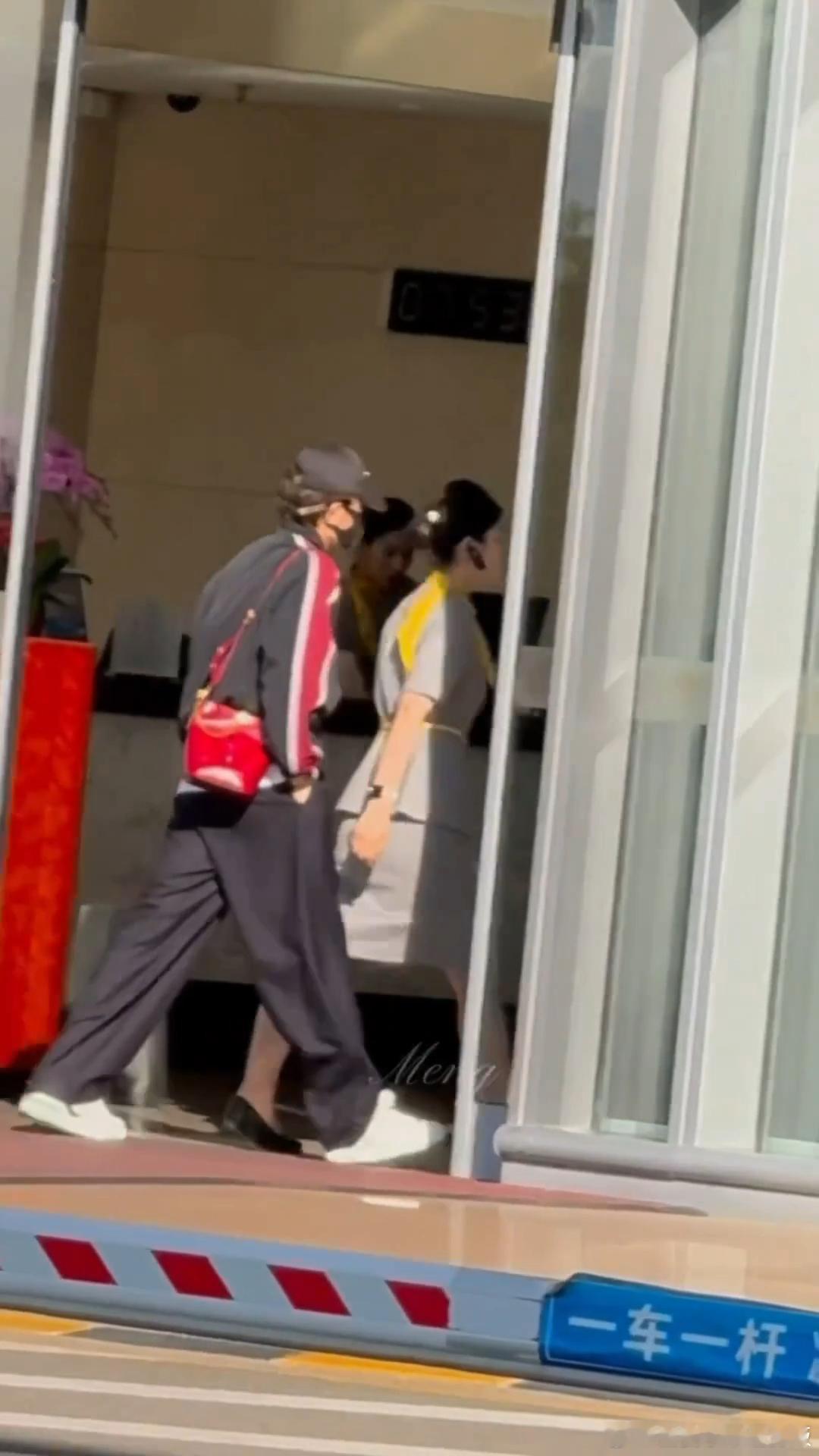 丁禹兮出发厦门演唱会啦，期待演唱会带来的惊喜我们丁禹兮真的是劳模来的 昨天刚结束