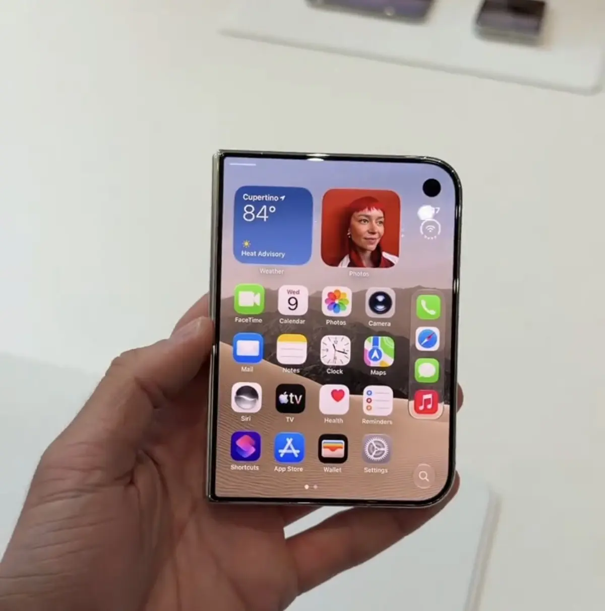 iPhone Duo真机长这样你们喜欢吗。苹果首款折叠屏来了，居然叫i...