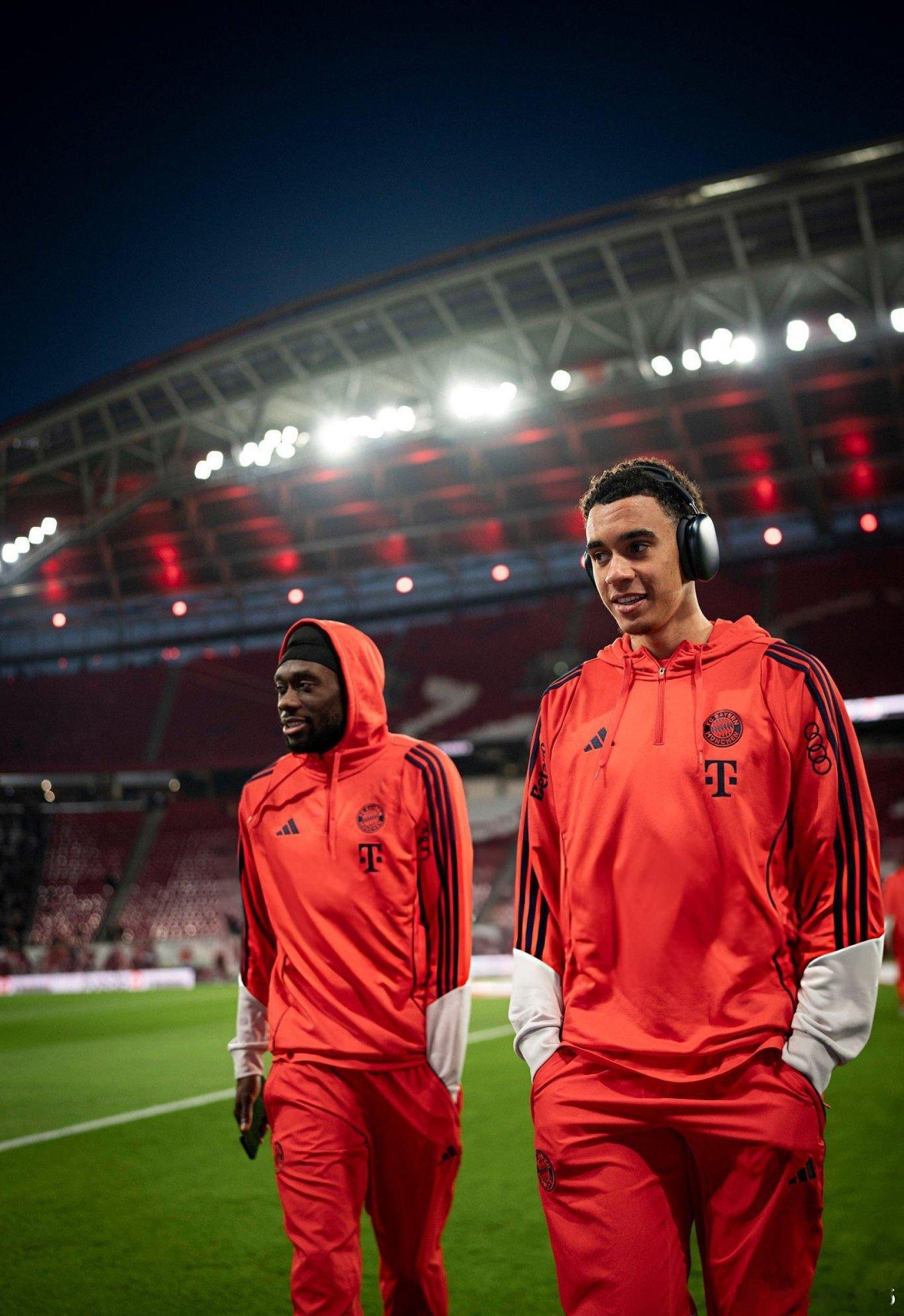 🚨🚨🚨賈馬爾·穆西亞拉在缺席196天后正式回歸球隊陣容✅🇩🇪 