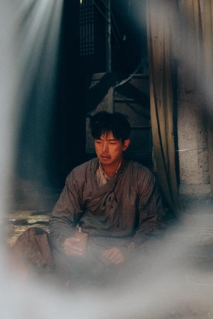 李现真的入味儿了，这小胡子，这角色塑造力，不愧是李现！[心] ​​​