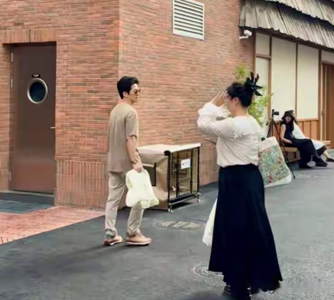 网友在阿那亚偶遇李健叶小蓓夫妇，叶小蓓瘦了好多，腰线都出来了，这对夫妇真的是神仙