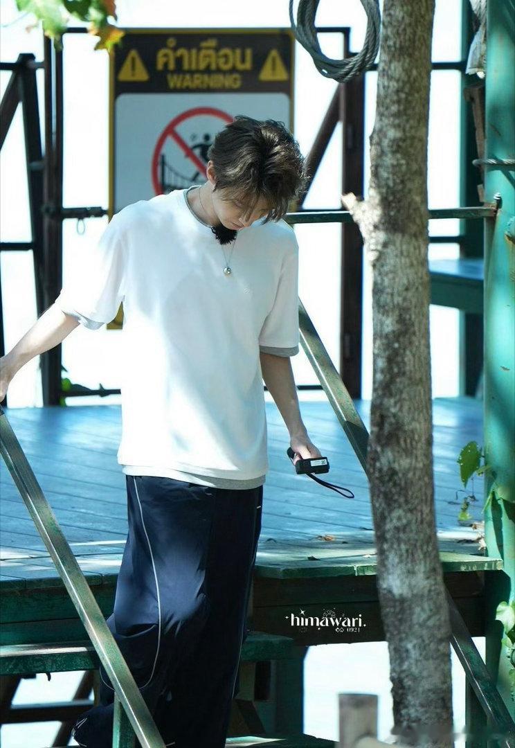泰国清迈偶遇王俊凯 谁在清迈幸运碰到王俊凯！生图状态好绝，松弛不刻意，清爽少年和
