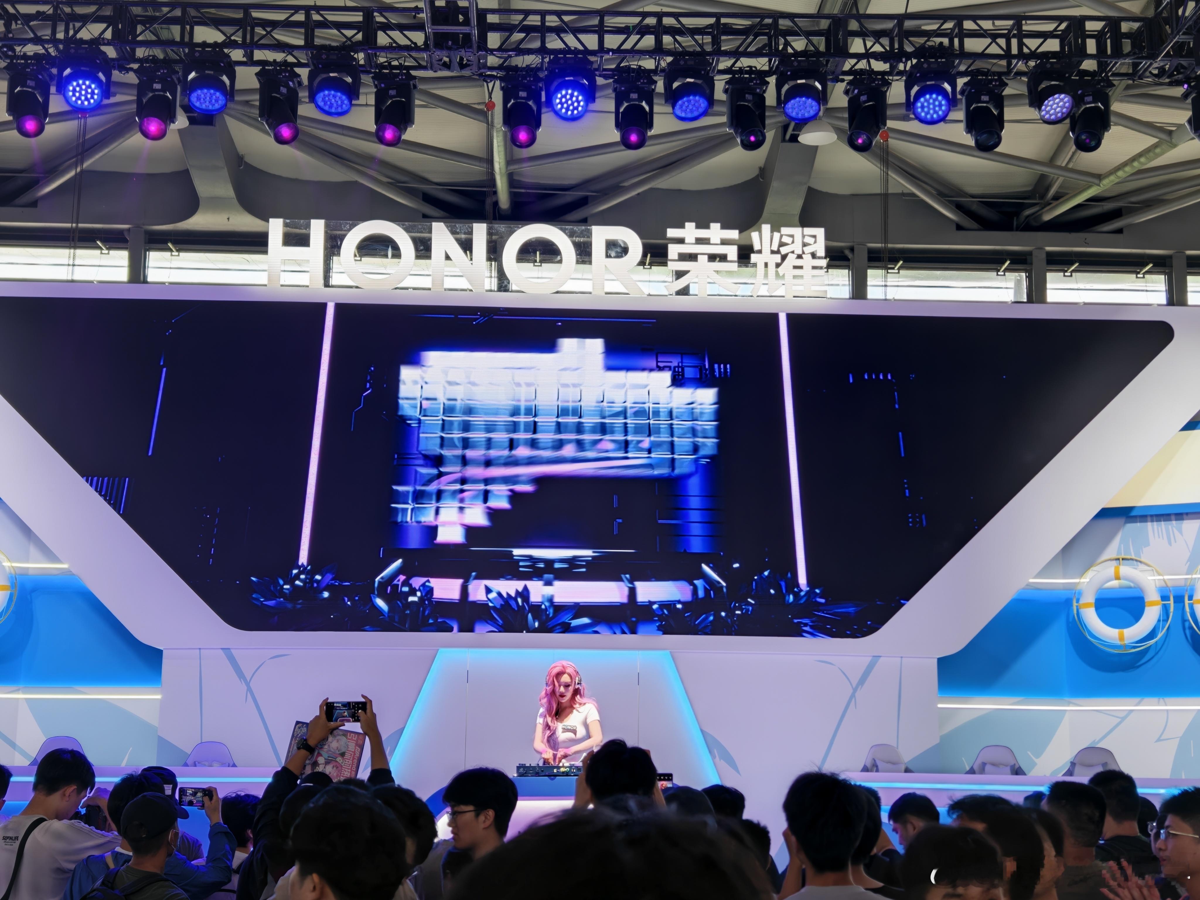 荣耀真的太会整活了！ChinaJoy别家是开展会，他是直接把清凉夏日搬上展台！酷
