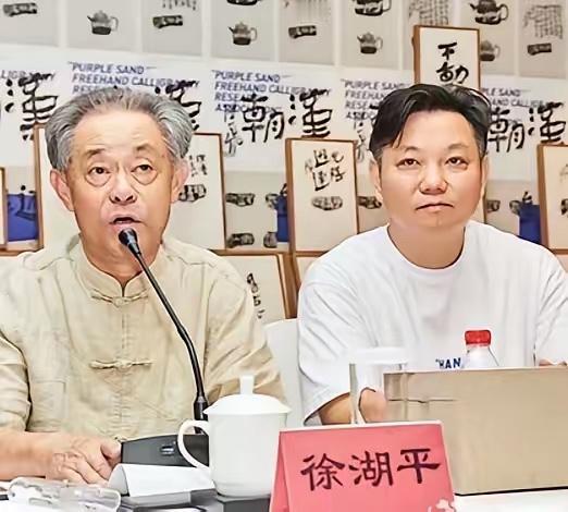 一个偷一个卖

​徐湖平父子快把南博搬空了
​要不是郭礼典把这件事说出来，估计大