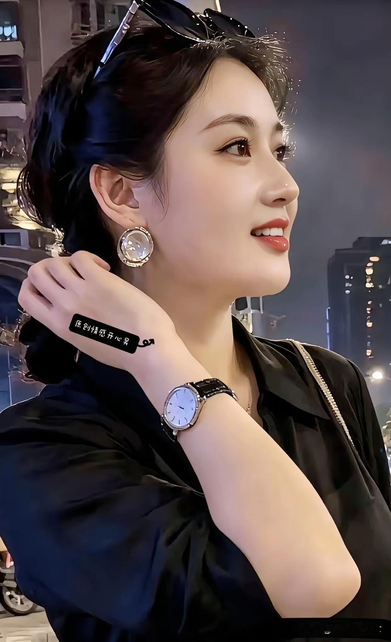 夜晚的都市，时尚美女在街头。