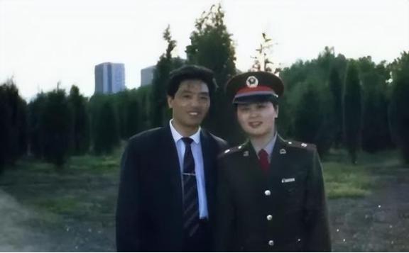 1989年，22岁的陈薇从浙大保送清华读研。在火车上，她爱上了比自己大十二岁的男