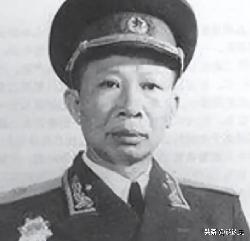 1942年，周彪带着队伍转移，察觉秘书故意走在外围，还沿路撒高粱粒，他瞬间明白了