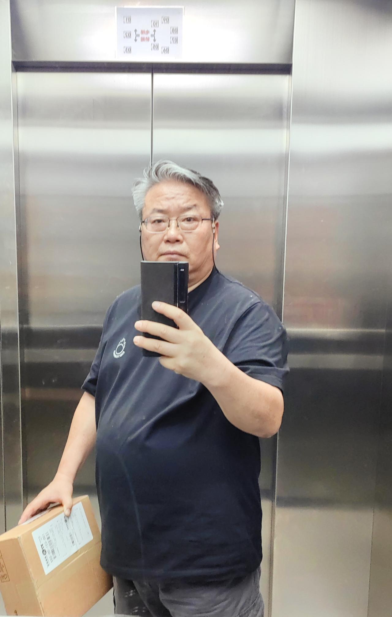 午间，脚底虚浮，忍着肩膀疼膝盖不适，缓行五公里。原本想控制速度，一公里后不知不觉