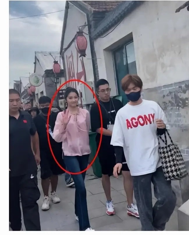 OMG…关晓彤现实也太不上镜了吧 