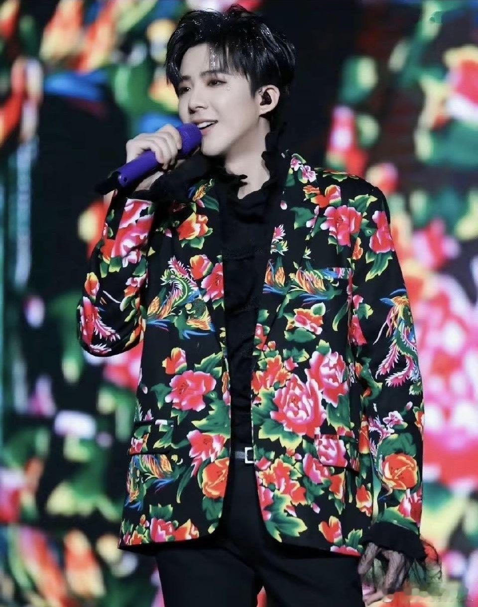 摩登兄弟 2025爱奇艺尖叫之夜 尖叫之夜，期待老大昨日少年，今日顶刘姐妹们加油